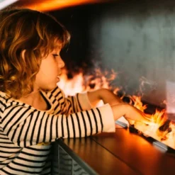 Casette 500 Vanndamp Peis -Dovre Peis Butikk girl with cassette 500 opti myst fireplace 46770