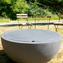 Osaka Utendørs Gass Fire Pit -Dovre Peis Butikk round grey osaka outdoor gas fireplace with lid